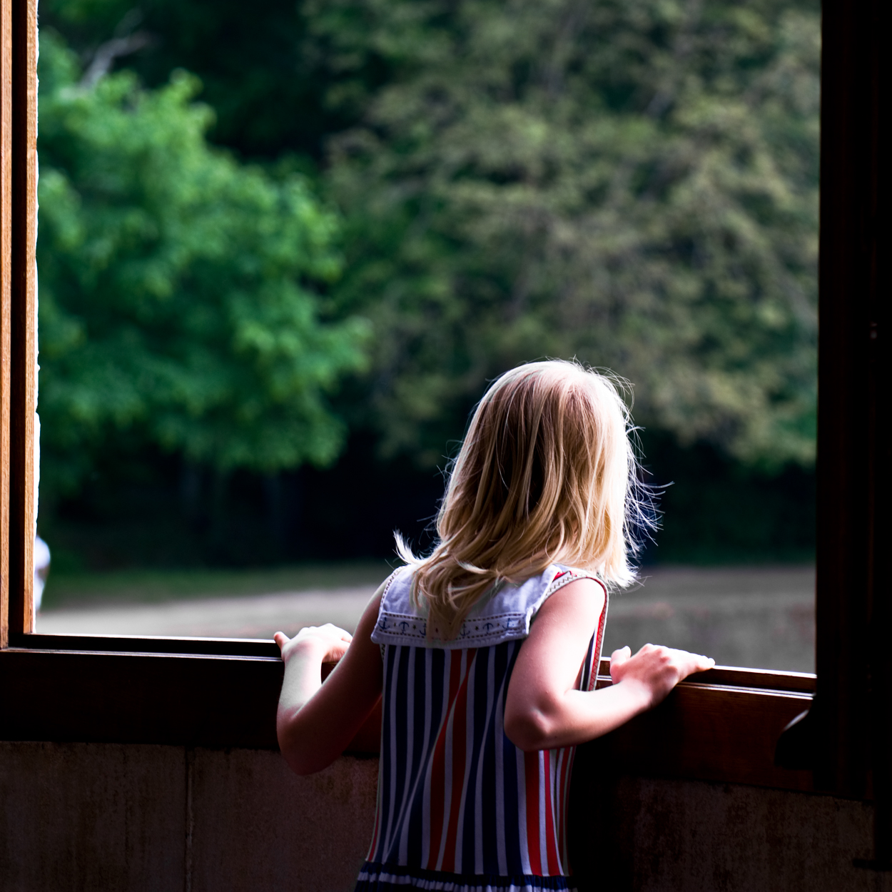 jeune fille à une fenêtre de château